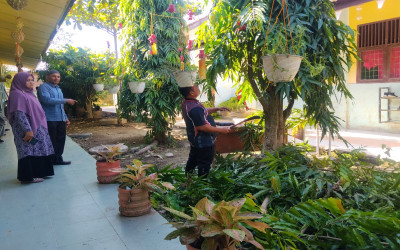 Menjaga Keasrian Sekolah